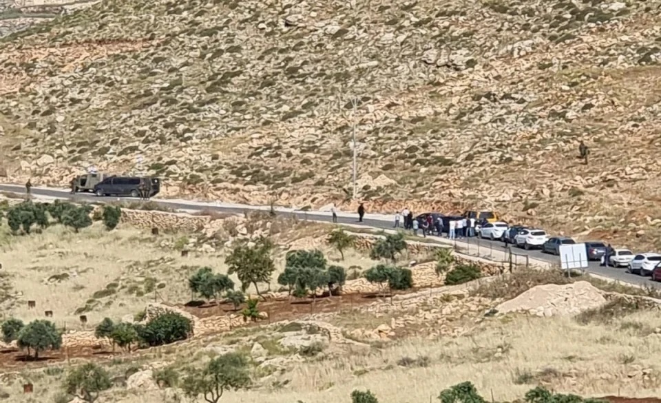 الاحتلال ينصب حاجزا عسكريا في المغير والمستوطنين يسممون أغناما